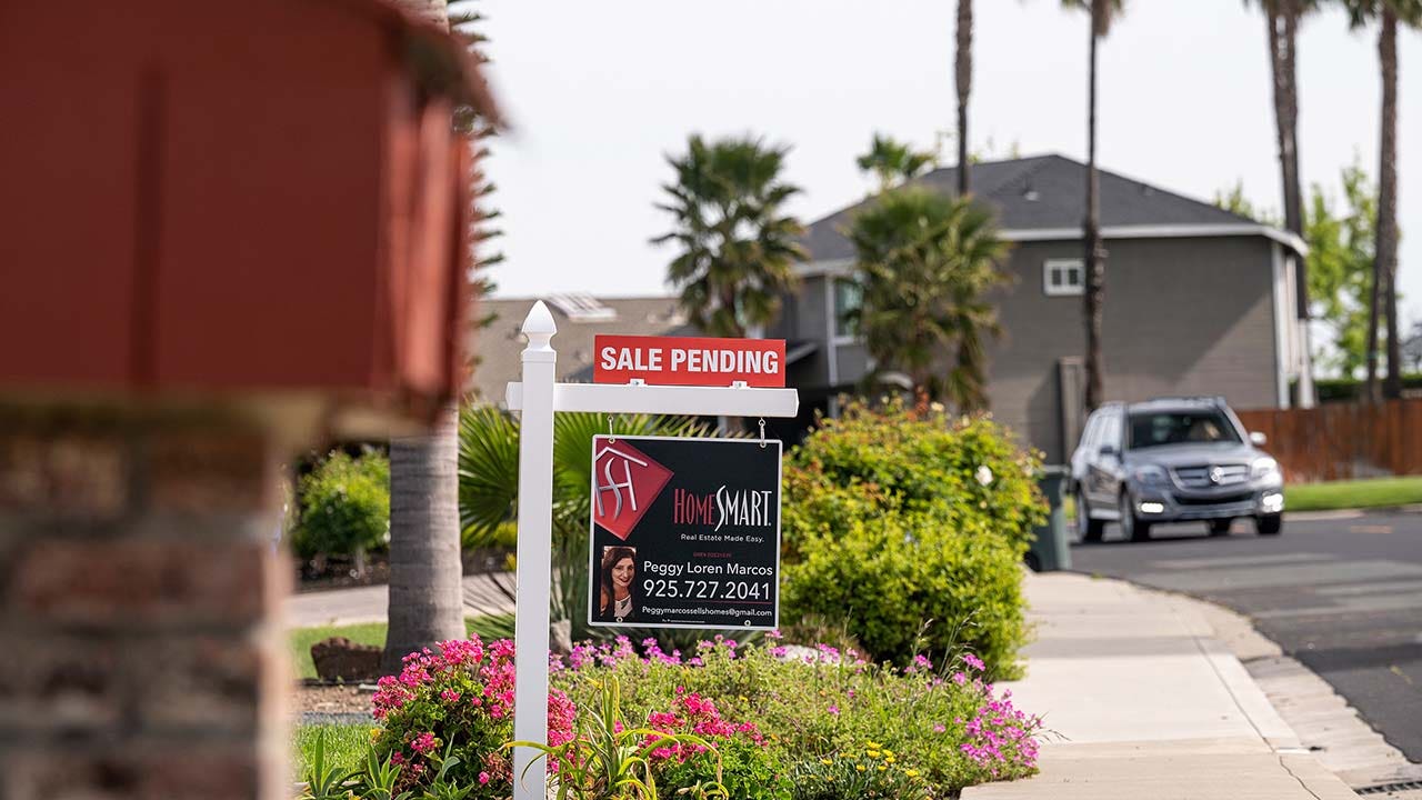 Pending home sales unexpectedly break six-month losing streak in May – Fox Business