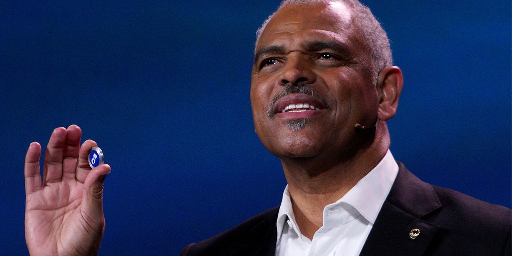 Carnival CEO Arnold Donald stepping down Aug. 1 - Vimarsana News