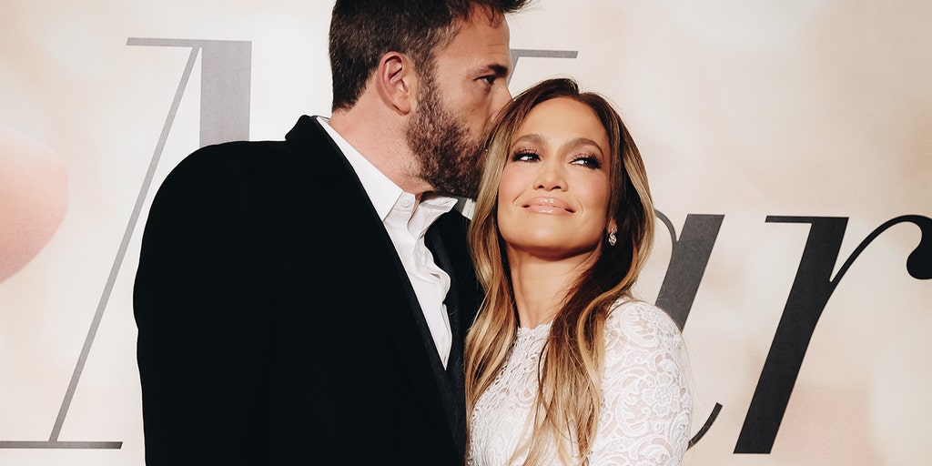 Jennifer Lopez, Ben Affleck engaged: See the singer's green ring and the special meaning behind it - Vimarsana News