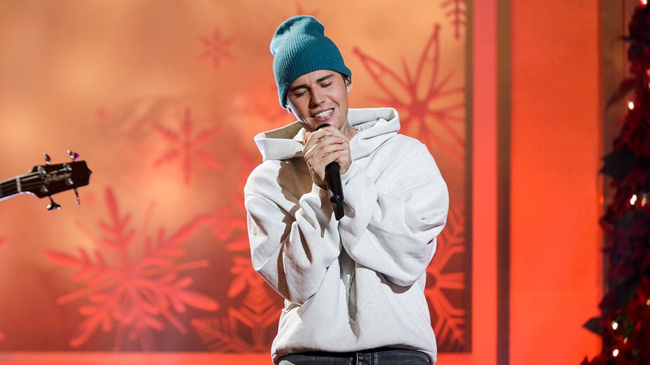 Justin Bieber performans sergiliyor