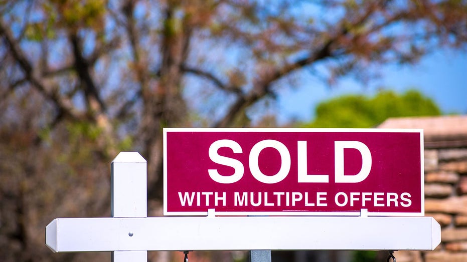 sold with multiple offers sign
