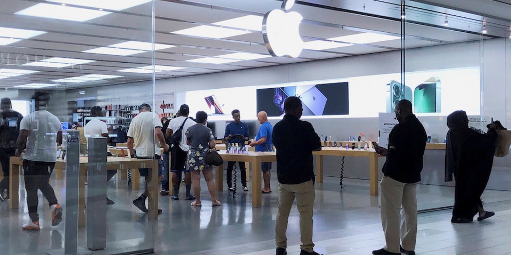 Apple tops Samsung in global smartphone shipments for first time in 2023 - Vimarsana News