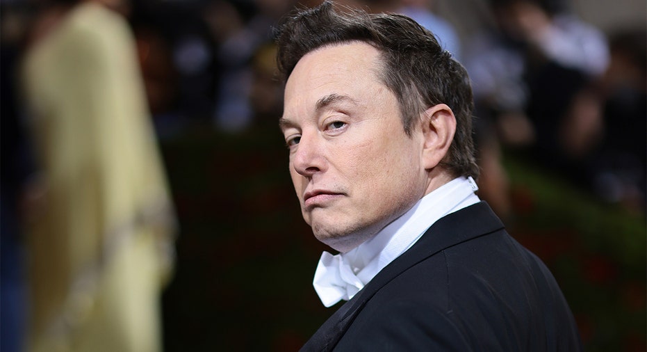 Elon Musk attends the 2022 Met Gala