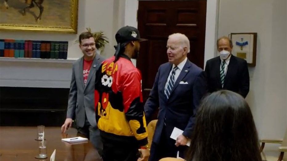 Le président Biden avec l'organisateur du syndicat Amazon Christian Smalls à la Maison Blanche.