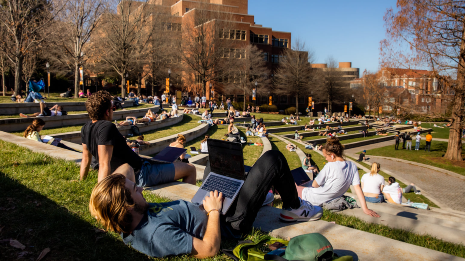 University of Tennessee, Knoxville students walking