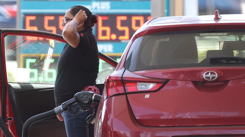Gas prices reached $ 5 nationwide for the first time in over two decades