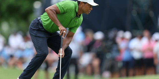 Tiger Woods apunta a un tiro durante la segunda ronda del Campeonato PGA 2022 en Southern Hills Country Club en Tulsa, Oklahoma, el 20 de mayo de 2022.