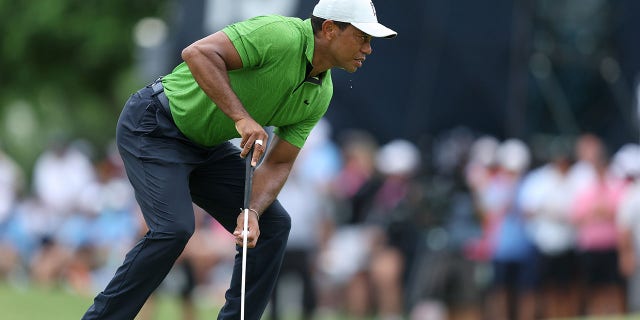 Tiger Woods apunta a un tiro durante la segunda ronda del Campeonato PGA 2022 en Southern Hills Country Club en Tulsa, Oklahoma, el 20 de mayo de 2022.