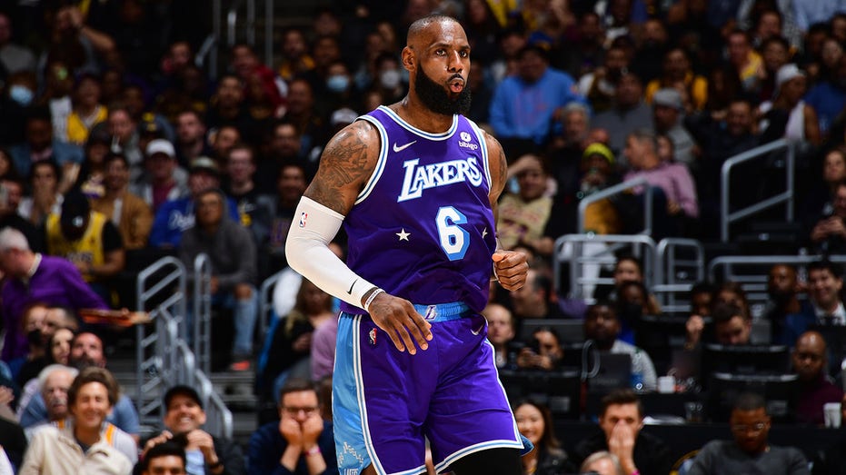 LeBron James vs Pelicans