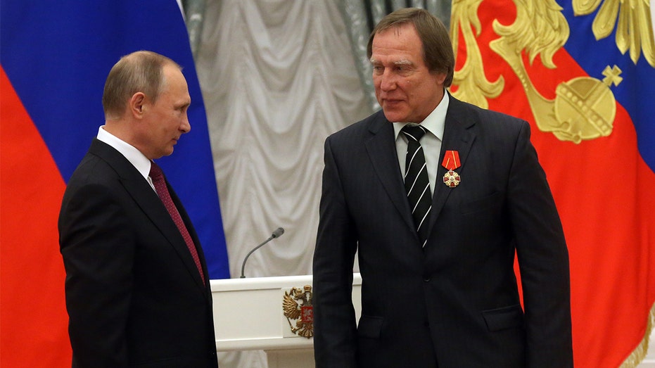 Президент России Владимир Путин и бизнесмен Сергей Ролдин