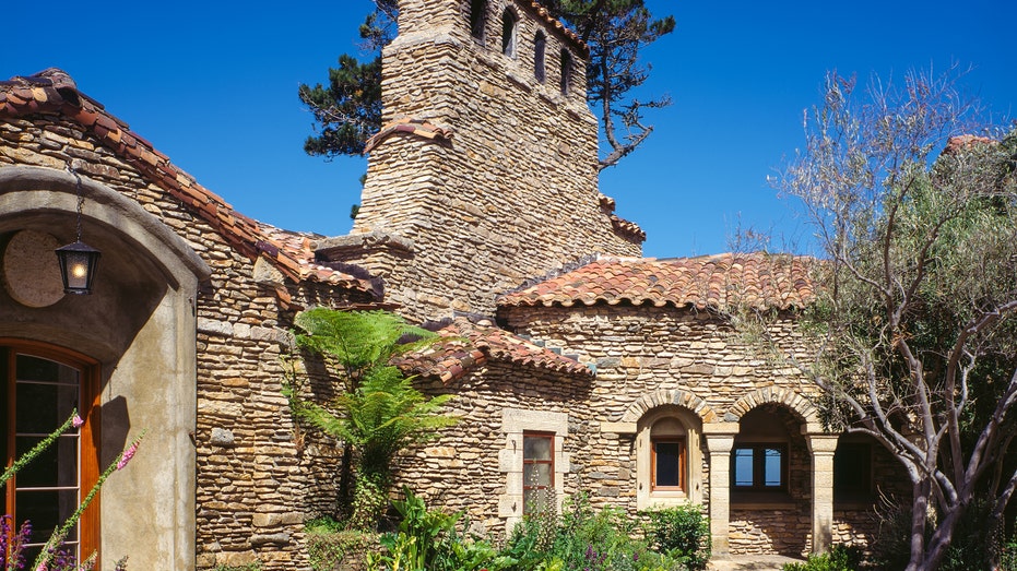 Tinjau Istana 100 Tahun Yang Kini Menjadi Milik Brad Pitt Glam Malaysia Tinjau Istana 100 Tahun Yang Kini Menjadi Milik Brad Pitt Glam Malaysia