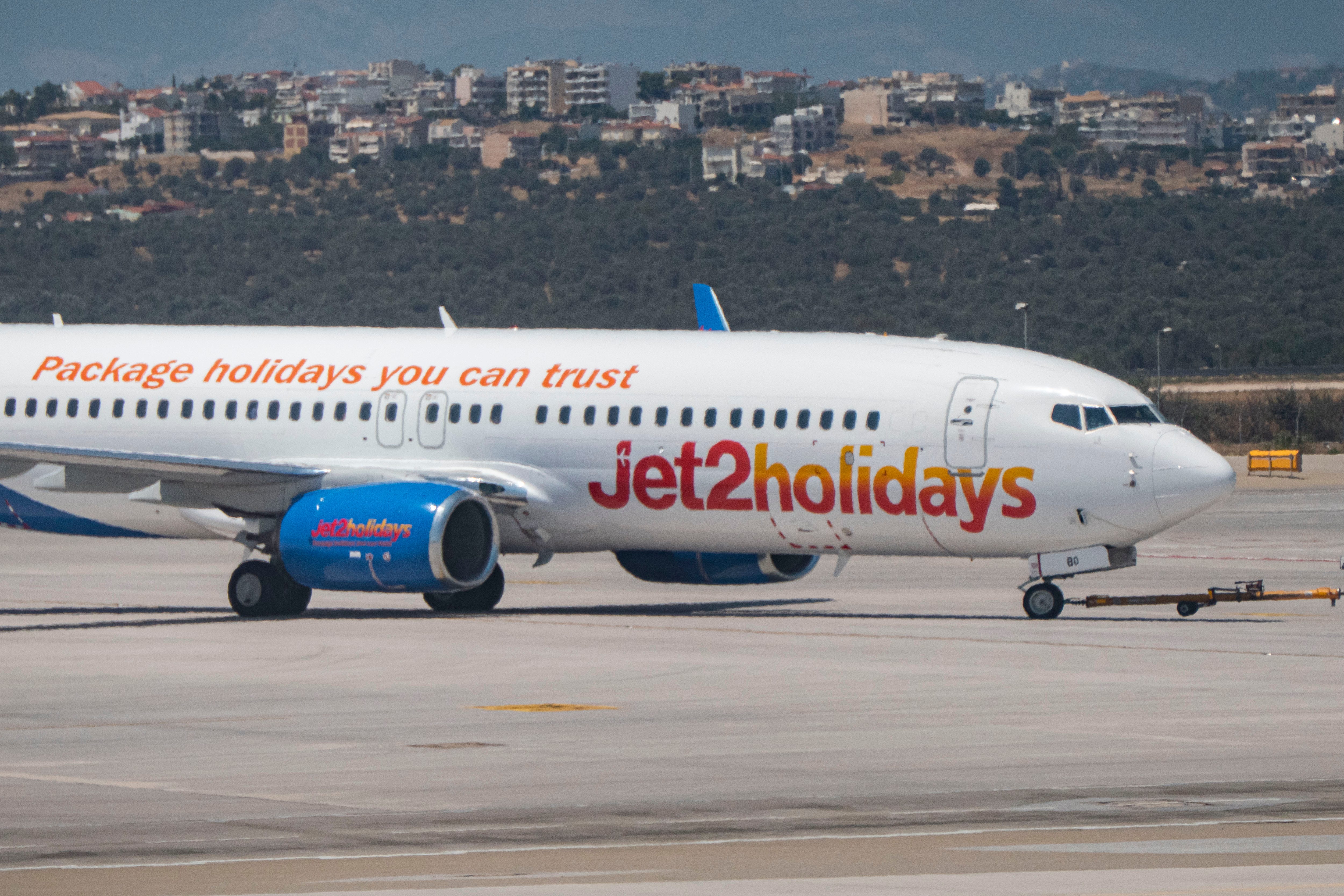 Jet2 прави аварийно кацане в Гърция, след като пътниците съобщават, че пилотът е припаднал: доклад