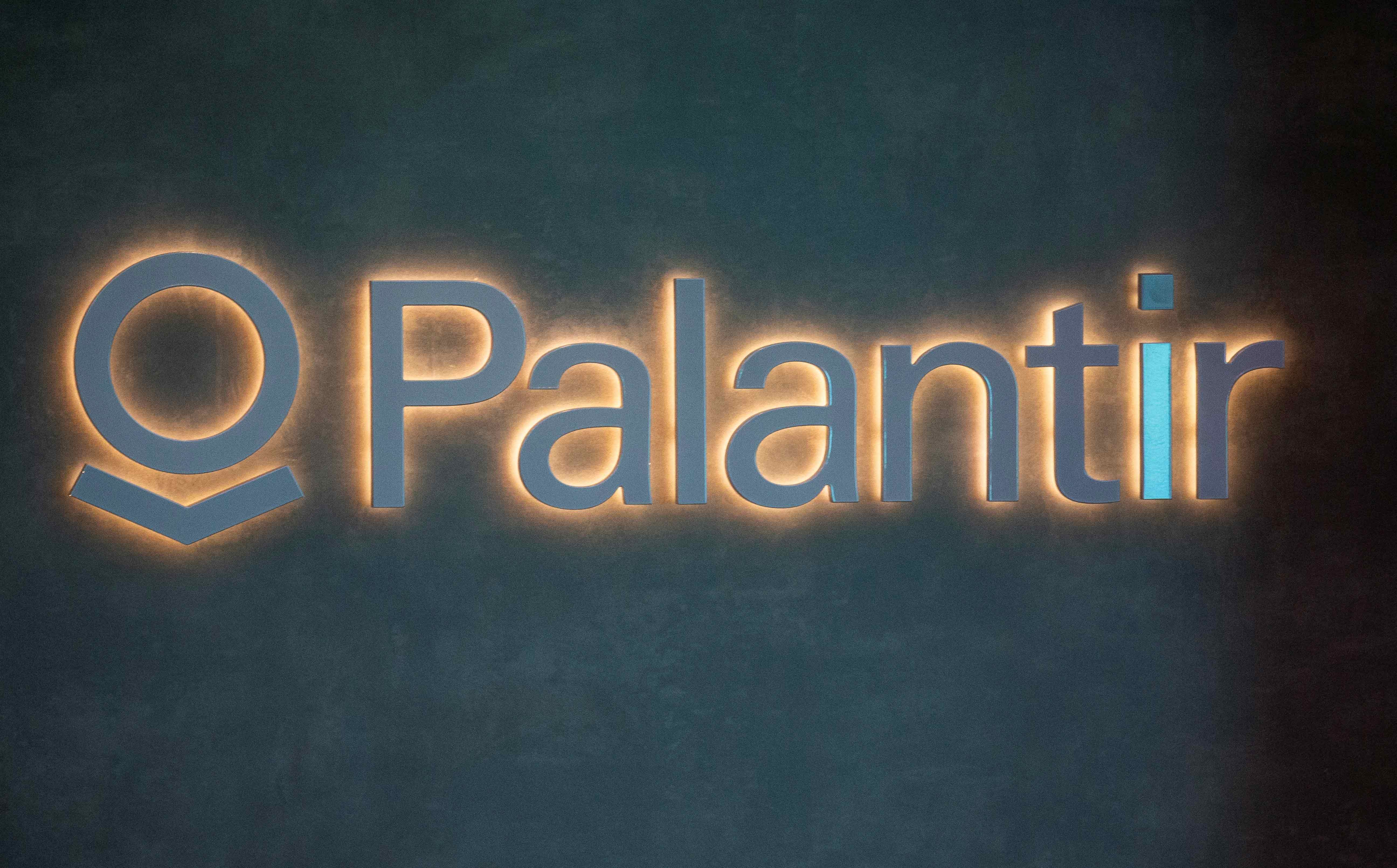 Palantir shares drop by 15% after lowering their expected revenue