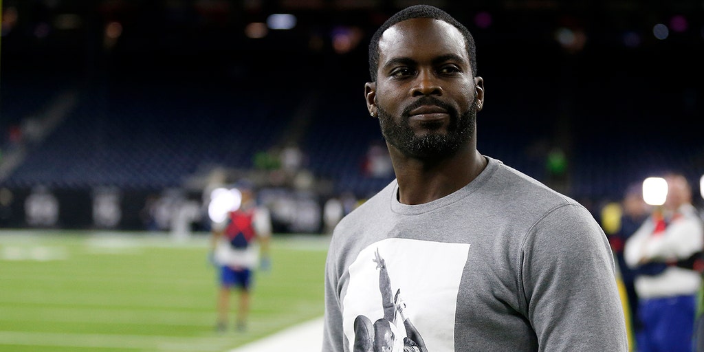 Philadelphia quarterback Michael Vick launches sports clothing line – The  Denver Post