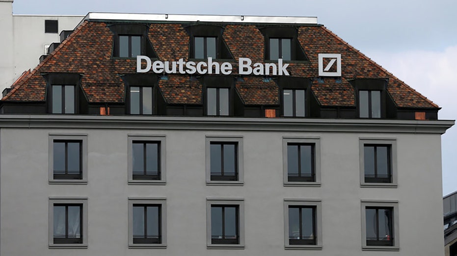 Логотип на здании Deutsche Bank