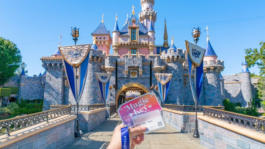 迪士尼乐园魔法钥匙出现在城堡前
