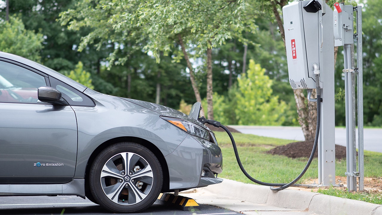 Can you charge a nissan deals leaf at a tesla supercharger