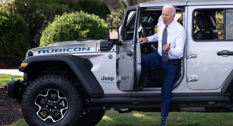 Biden stapt uit een jeep