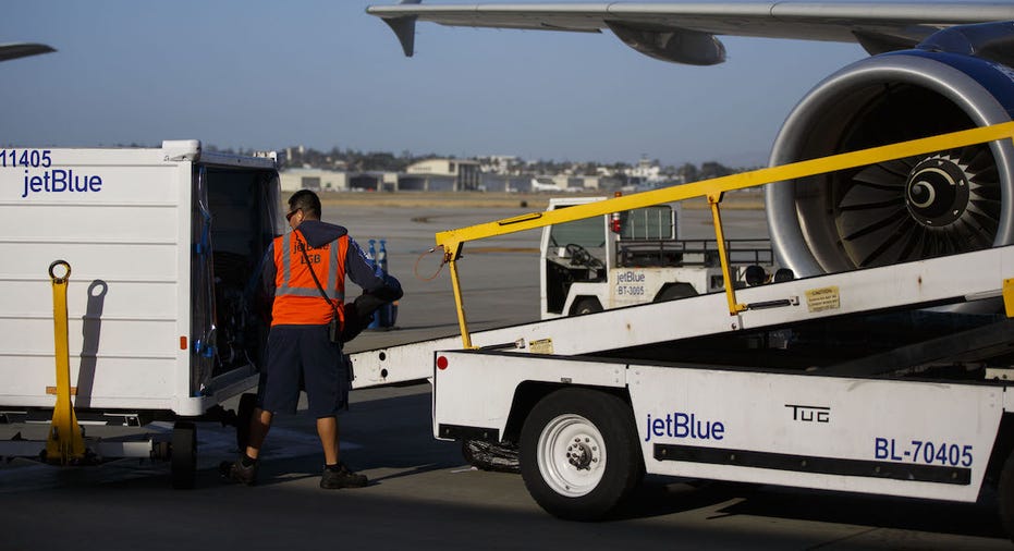 JetBlue ground crew unloading baggage