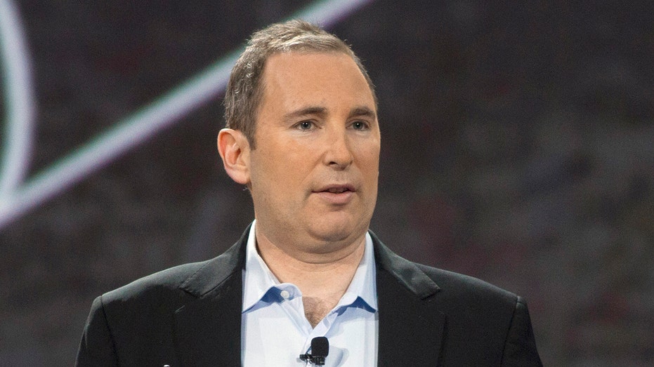 Andy Jassy d'Amazon parle en portant une veste de costume