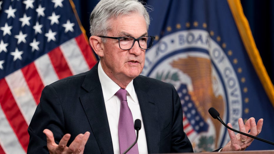 Jerome Powell wearing a pink tie