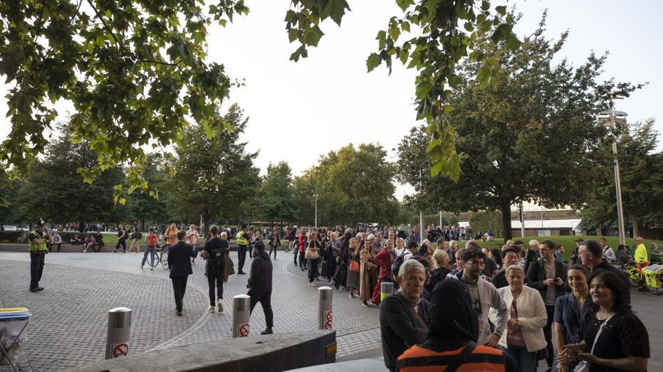 people queue queen coffin