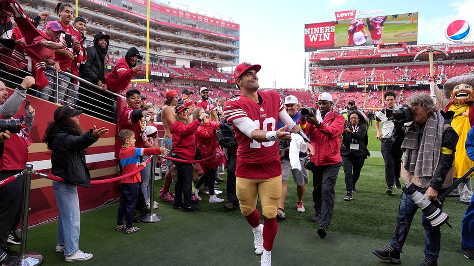 Jimmy Garoppolo tosses his towel to fans