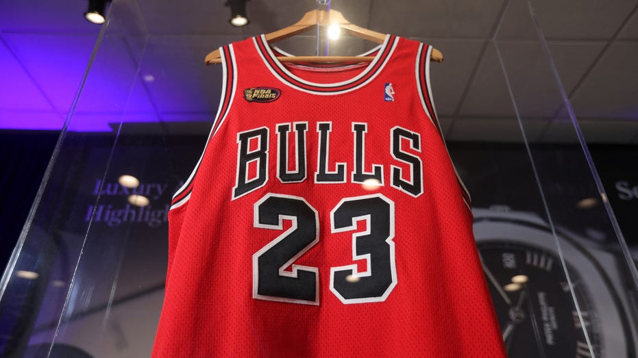 Michael jordan 1998 hot sale nba finals jersey