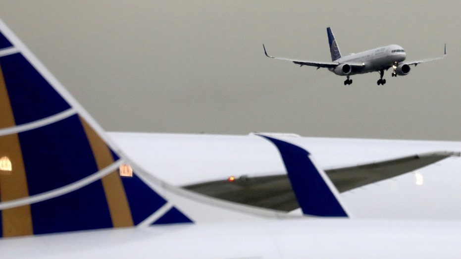 United Airlines jet