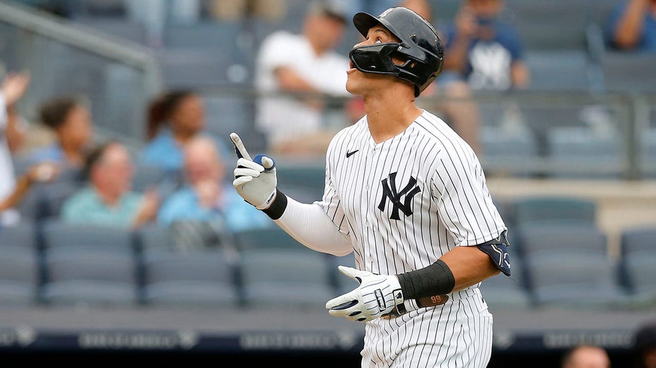 Aaron Judge celebrates home run