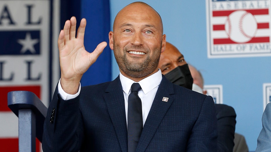 Derek Jeter waves to the crowd