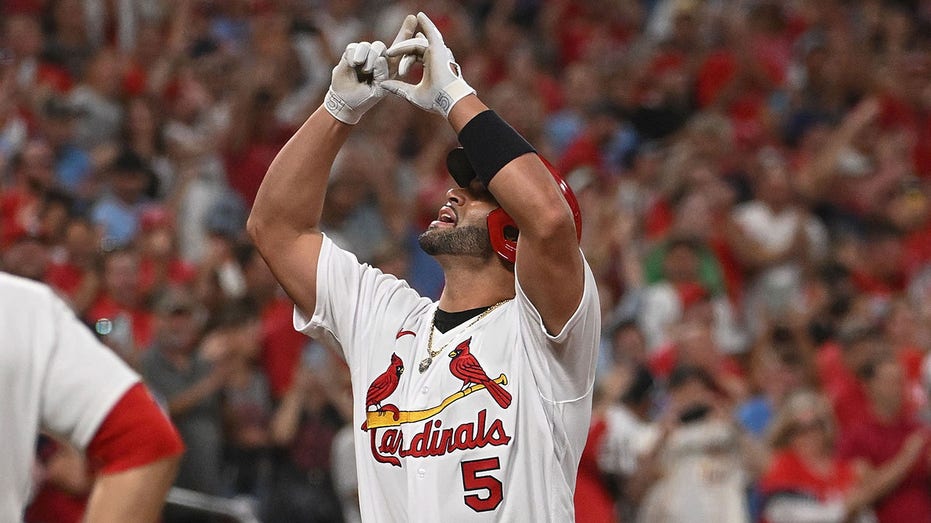 Albert Pujols celebrates 698