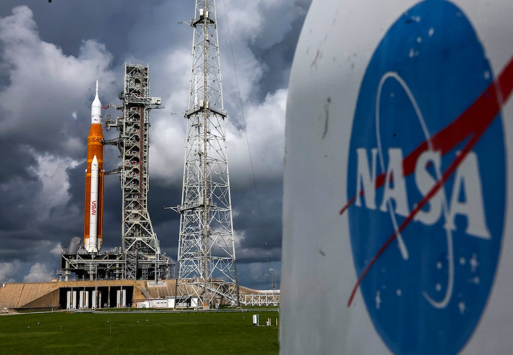 NASA začína odpočítavanie do štartu mesačnej rakety Artemis