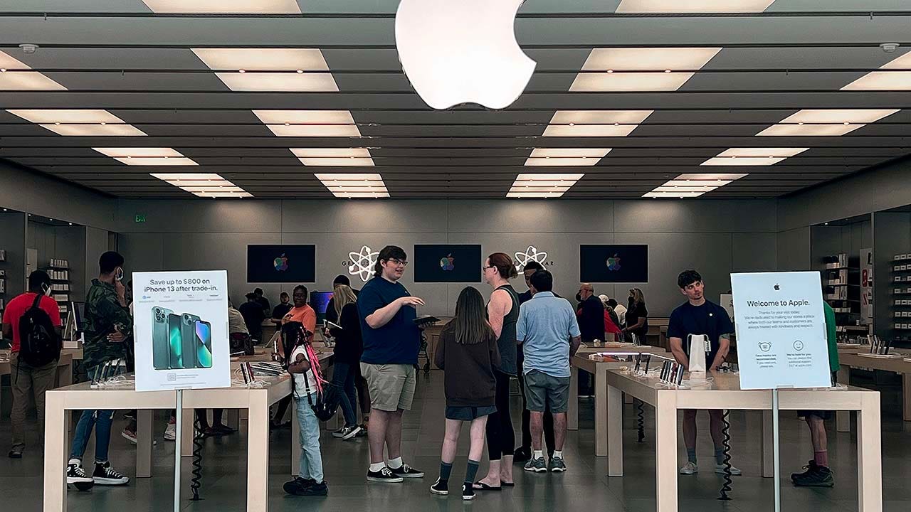 Apple boosting employee perks  except for sole union shop: report