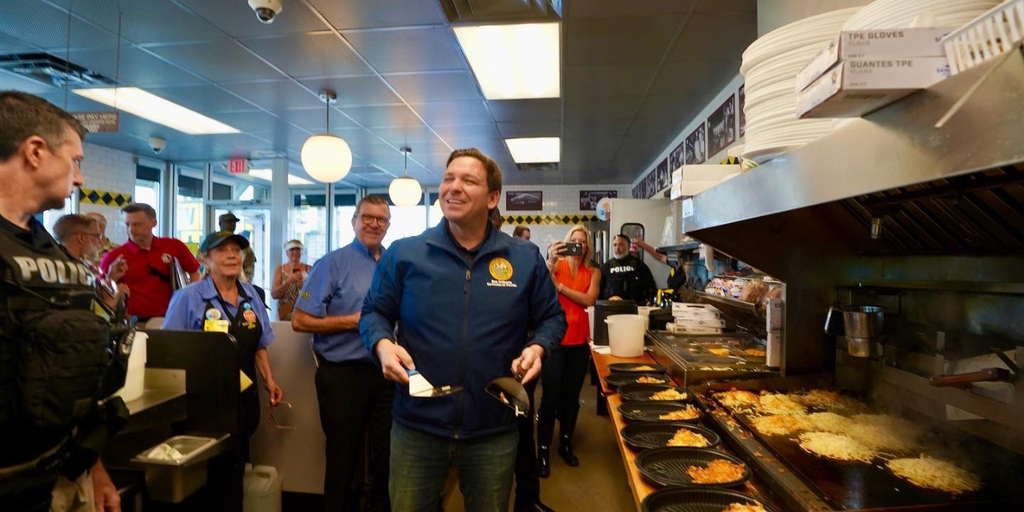 Florida Gov. Ron DeSantis serves food at Waffle House amid Hurricane Ian recovery efforts - Vimarsana News