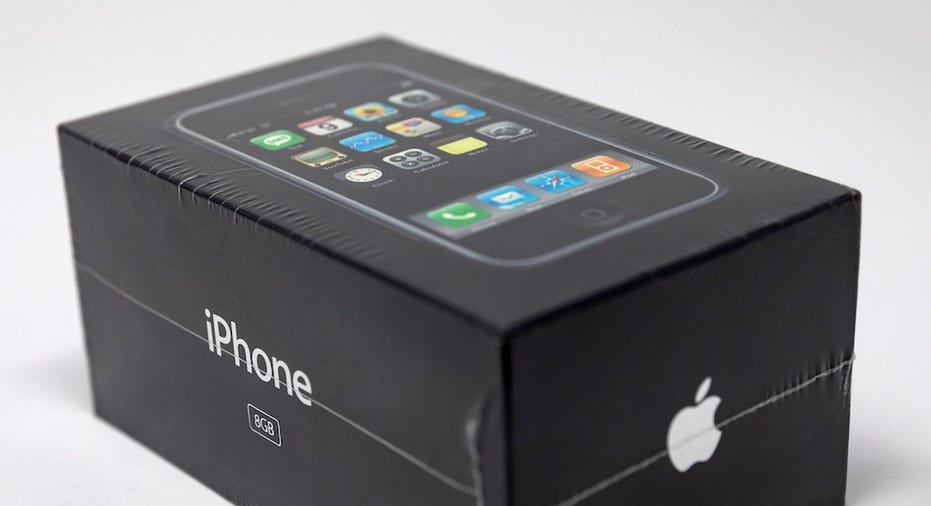 besøg Berri krater Unopened first-generation iPhone sells for over $39K at auction | Fox  Business