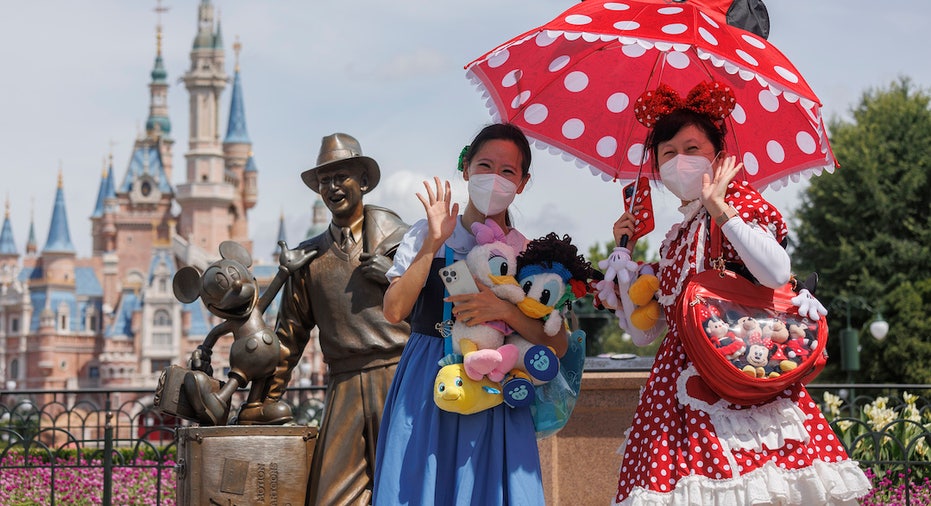 Shanghai Disneyland guests posing for picture