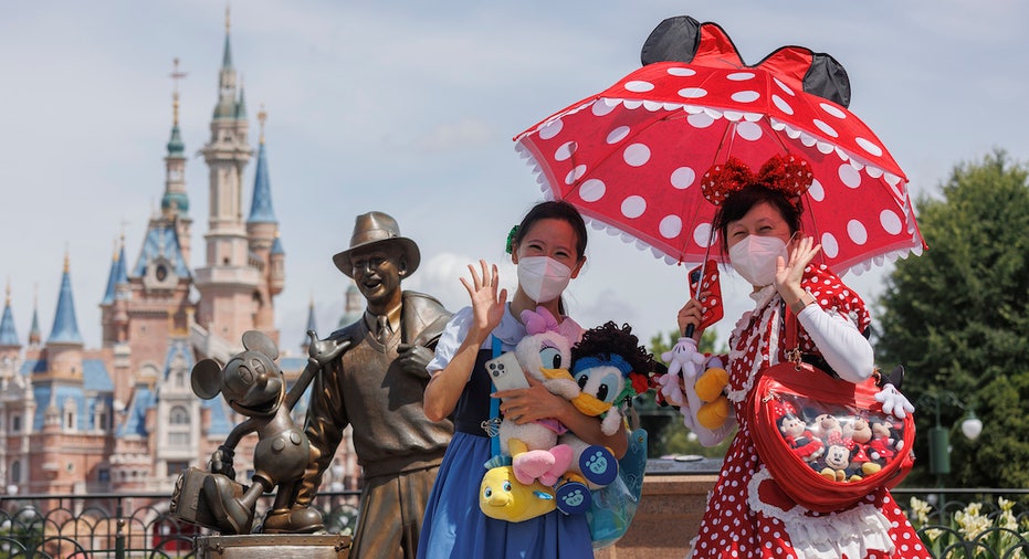 Shanghai Disneyland guests posing for picture