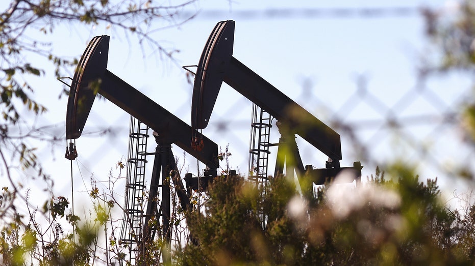 Oil pumpjacks in Los Angeles