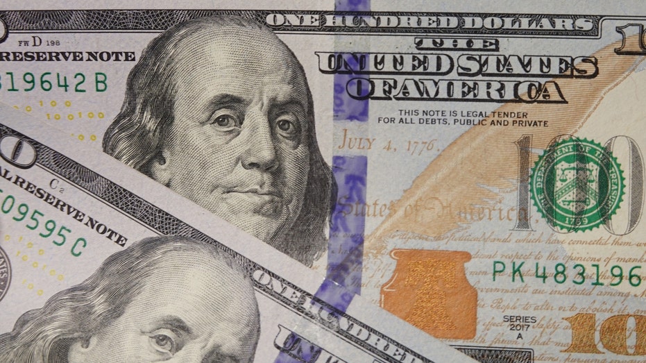 100 dollar bills