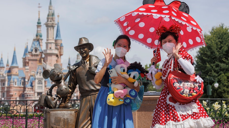 Shanghai Disneyland guests posing for picture