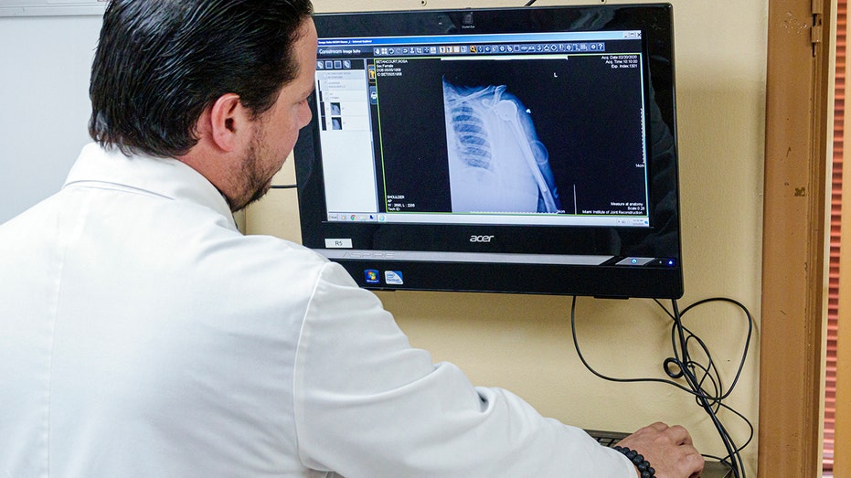 médecin examinant la radiographie