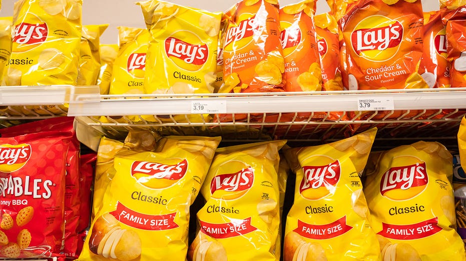 Lays deals chips price