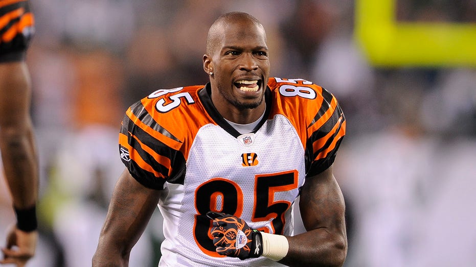 Ochocinco warming up