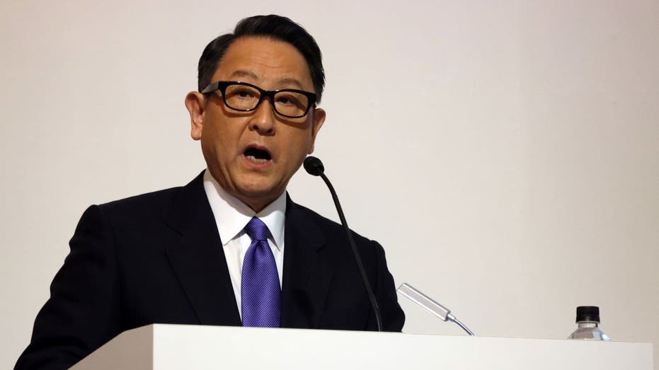 El presidente de Toyota, Akio Toyoda, pronuncia un discurso