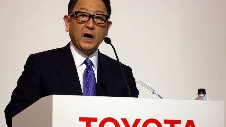 El presidente de Toyota, Akio Toyoda, pronuncia un discurso