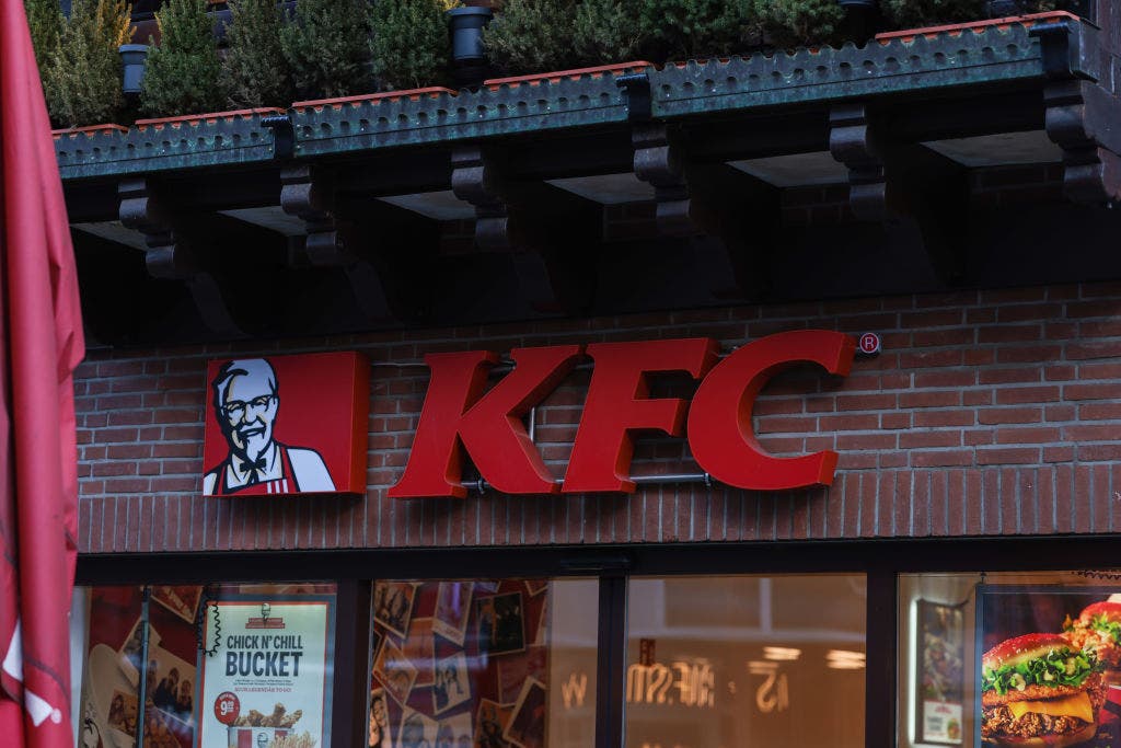 Кристално пиле: KFC Германия се извинява за „неприемлива“ промоция, свързана с паметника на клането