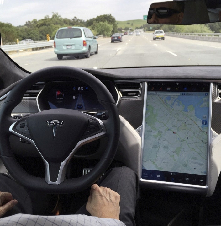 Tesla Autopilot, soortgelijke geautomatiseerde aandrijfsystemen die door het veiligheidspanel als 'Slecht' zijn beoordeeld Tesla Autopilot, soortgelijke geautomatiseerde aandrijfsystemen die door het veiligheidspanel als 'Slecht' zijn beoordeeld