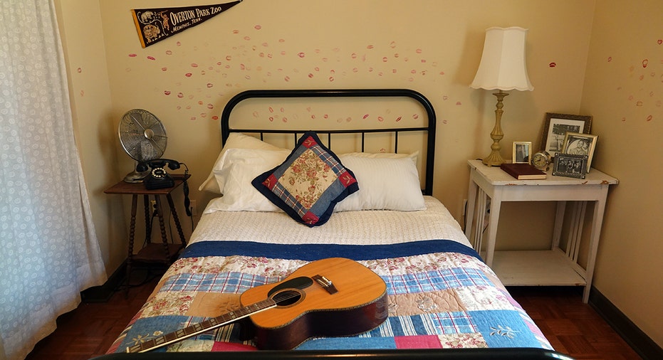 elvis presley memphis bedroom