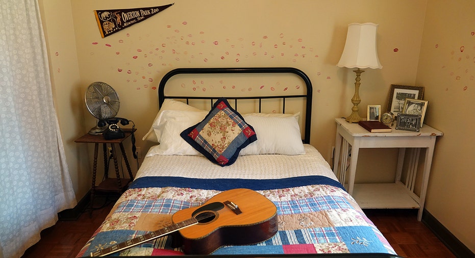 elvis presley memphis bedroom